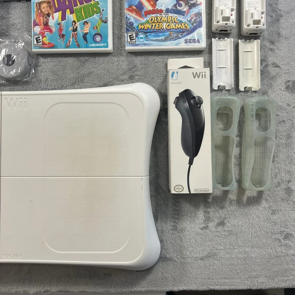 Nintendo Wii Bundle White Console 6 Games 2 Remotes Nunchucks Balance Board